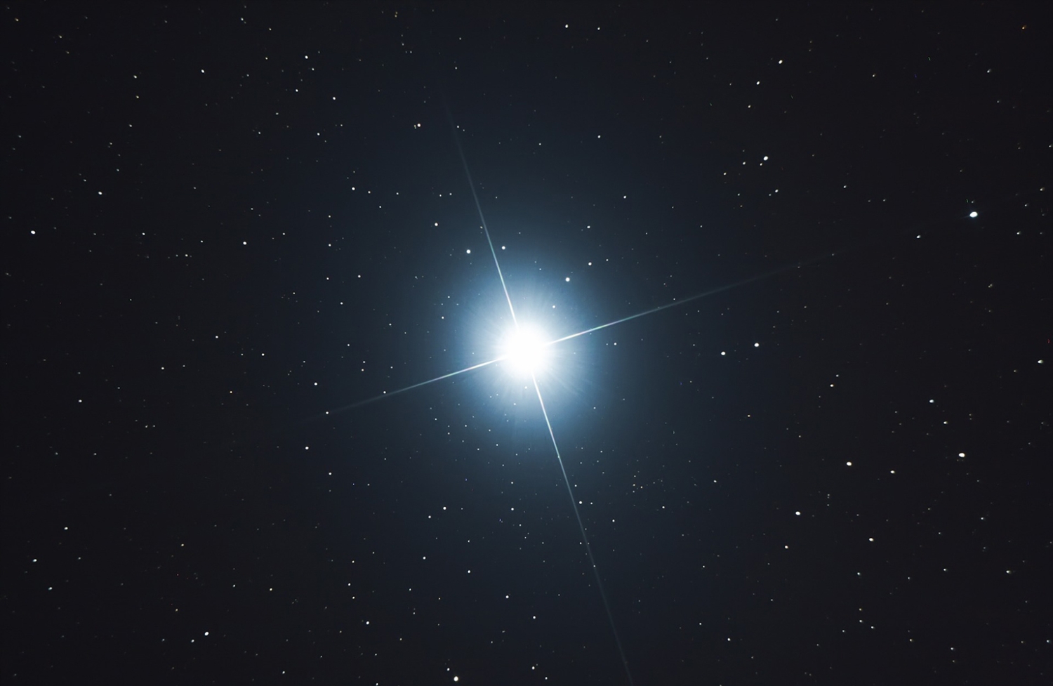 Stjernen Sirus er den sterkeste stjernen vi ser på himmelen utover høsten