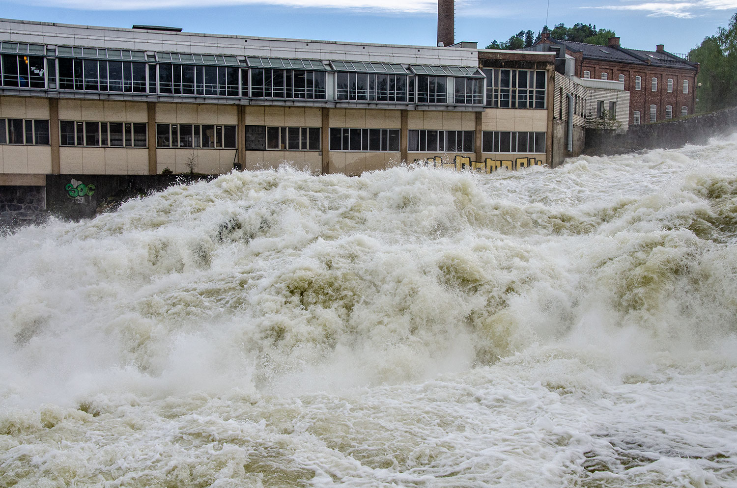 Fossen er en attraksjon - kanskje med en litt penere bakgrunn?