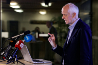 Legemiddelselskapet Pfizer reduserer vaksineleveransene til Norge og Europa fra neste uke og en periode fremover, opplyser smitteverndirektør Geir Bukholm ved Folkehelseinstituttet (FHI) fredag.