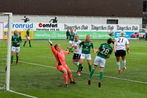 Silje Bekkåsen Nyhagen header inn et nydelig mål. 2-0.