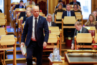 En tilsynelatende alvorspreget finansminister Trygve Slagsvold Vedum (Sp) la fram statsbudsjettet for Stortinget fredag.