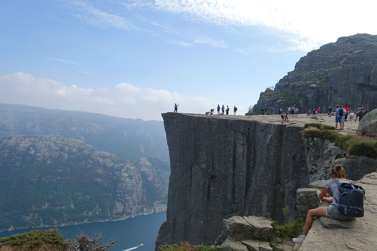 Det er onsdag lange køer og mye venting ved fjellplatået Preikestolen i Forsand kommune i Rogaland. 