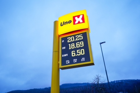 Over halvparten av elbilistene sliter med å finne prisen hos hurtigladerne