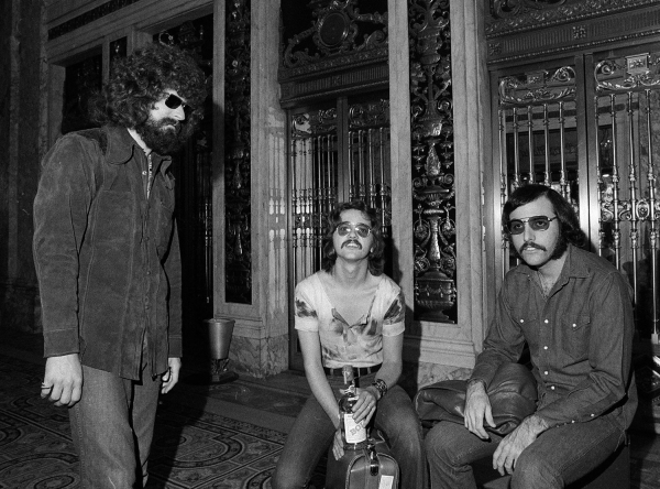 Steppenwolf fotografert i 1970, f.v. John Kay, Goldy McJohn og Jerry Edmonton, sistnevnte bror til låtskriveren bak &quot;Born To Be Wild&quot;. 