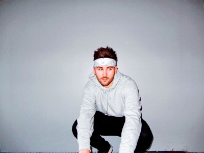 Undr slipper i dag hans tredje singel, "Burn".