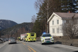 Trafikkulykke på R7 ved Bromma. En person skal være omkommet og en kvinne i 70 årene er fraktet til Ringerike Sykehus med luftambulanse. En bil skal ha vært innblandet i ulykken. 