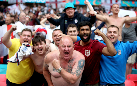 Engelske fans var i ekstase etter 2-0-seieren mot Tyskland i åttedelsfinalen i fotball-EM tirsdag. Mange frykter at denne og andre sammenstimlinger av fotballsupportere skal føre til økt koronasmitte i Europa. 