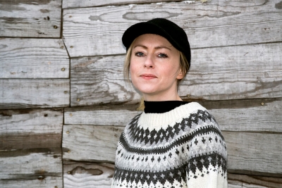 Lucy Swann vender tilbake med et andrealbum som viste seg vanskeligere enn de fleste. Det tok åtte år. På «Blue, Indigo, Violet and Death» fortsetter hun utforskningen av popsjangeren. Men på modnere vis.