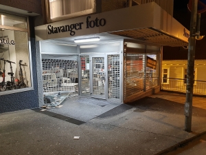 Politiet i Stavanger søker etter to maskerte menn som er sett løpe fra stedet etter at en bil rygget inn i en fotobutikk i Lars Hertervigs gate i sentrum av byen. 