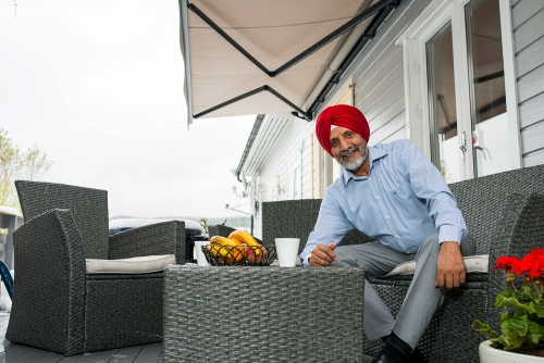 Markiser brukes ikke bare for å holde solen på avstand. Joginder Singh Bains gleder seg over å kunne nyte terrassen selv når været ikke er tipptopp.