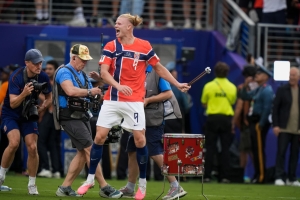 Haaland klyper seg i armen – dette er Norges vei videre i VM