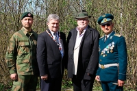 Veteran Martin Moe, ordfører i Ringerike Kjell B Hansen, hovedtaler Jan Berg og oberst Ivan Aposolov