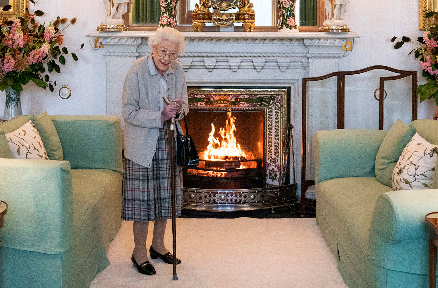 Dronning Elizabeth er død, opplyser Buckingham Palace. Her er hun på familiens slott Balmoral i Skottland tidligere denne uken. 