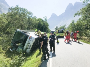 Nødetatene på stedet der 32 personer ble evakuert ut fra en buss som veltet i Isterdalen i Møre og Romsdal. 