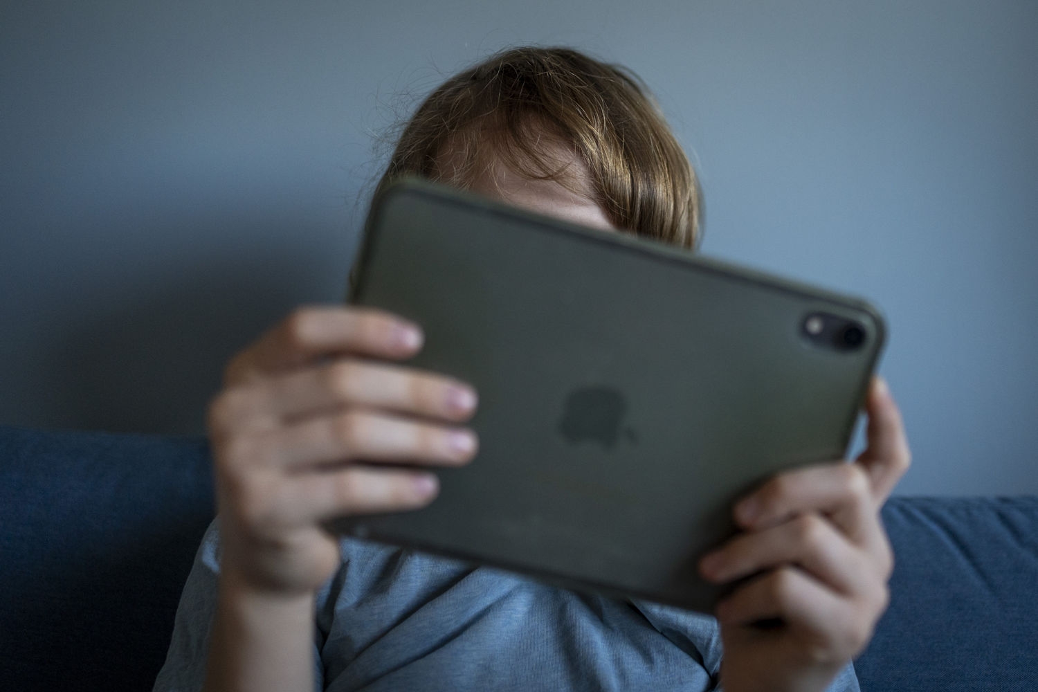 Bruken av skjerm bør ned også for de eldste skolebarna, ifølge kunnskapsministeren.