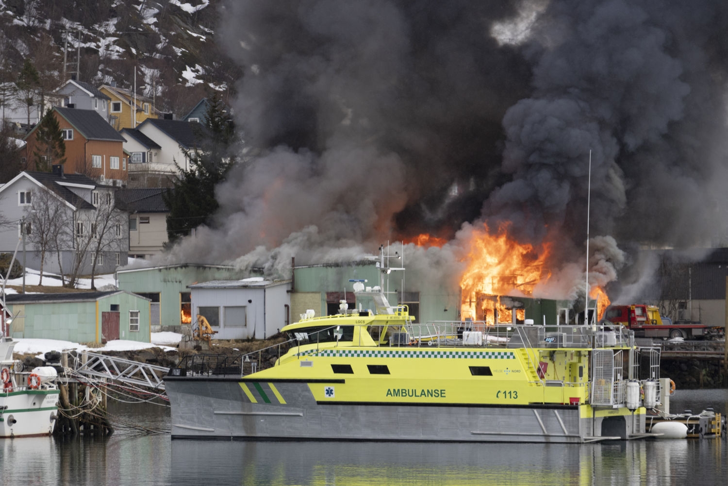 Storbrann i Øksfjord i Finnmark – hele bygda evakueres