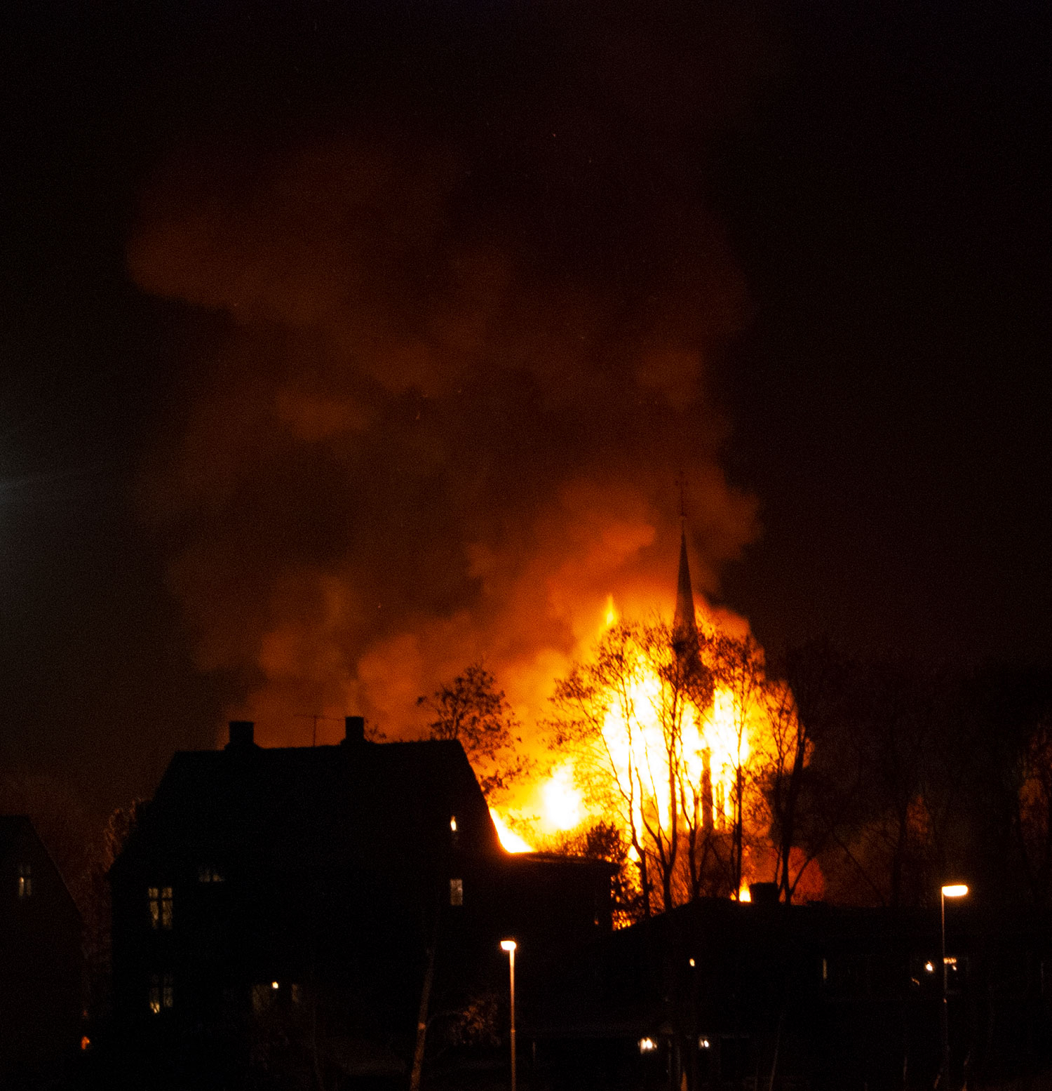 Hønefoss kirke i full brann