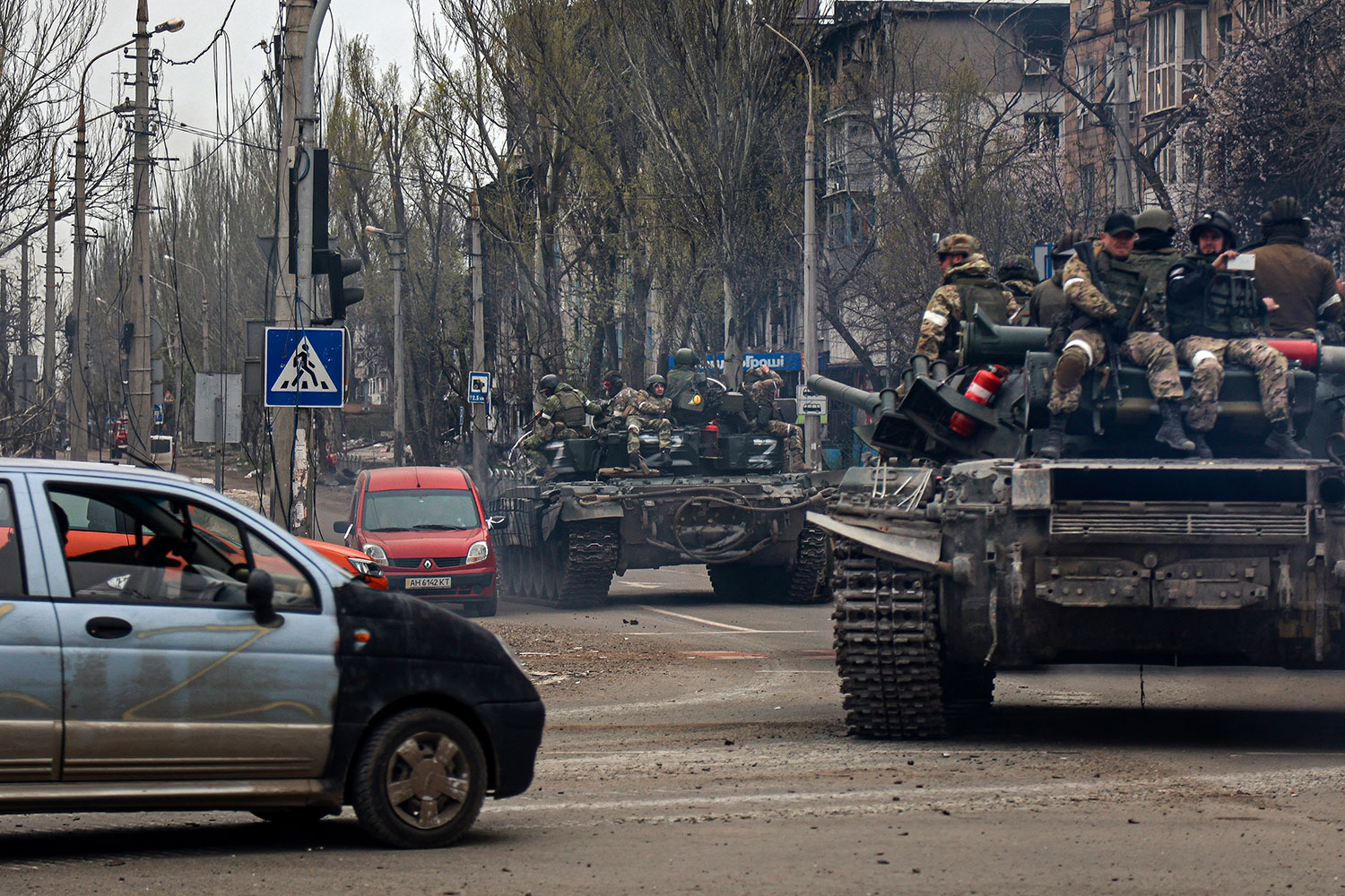 Russiske styrker kjører gjennom gatene i Mariupol. 
