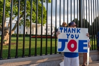 En tiåring takker president Joe Biden utenfor Det hvite hus søndag. 
