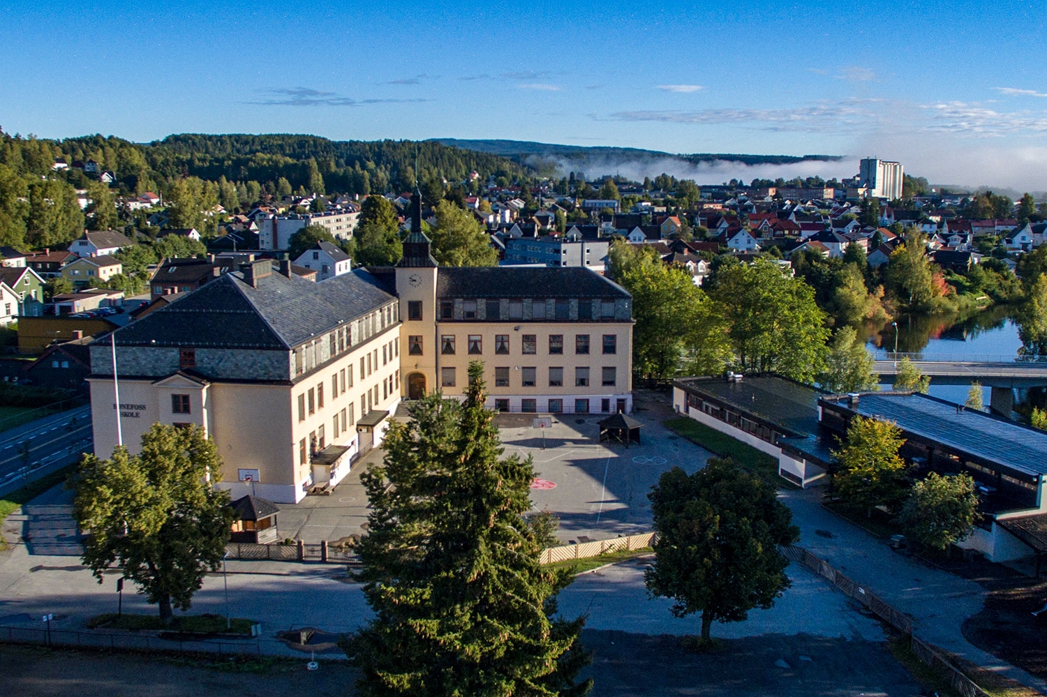 Hønefoss skole er delvis universelt utformet. SFO og enkelte andre deler av bygget er ikke universelt utformet.