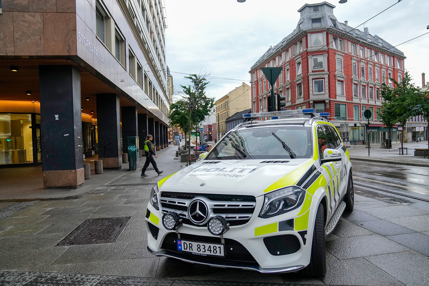 Politi på stedet der det skal ha blitt avfyrt skudd i Storgata i Oslo. En person er pågrepet, og et våpen er beslaglagt. 