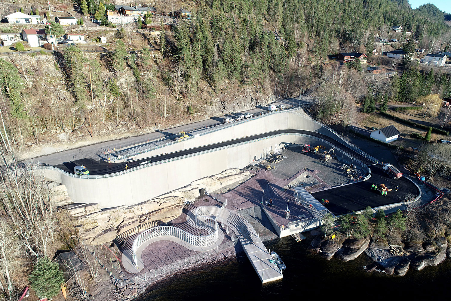 Det nasjonale minnestedet på Utøykaia er nå ferdig. Slik så det ut i april. 