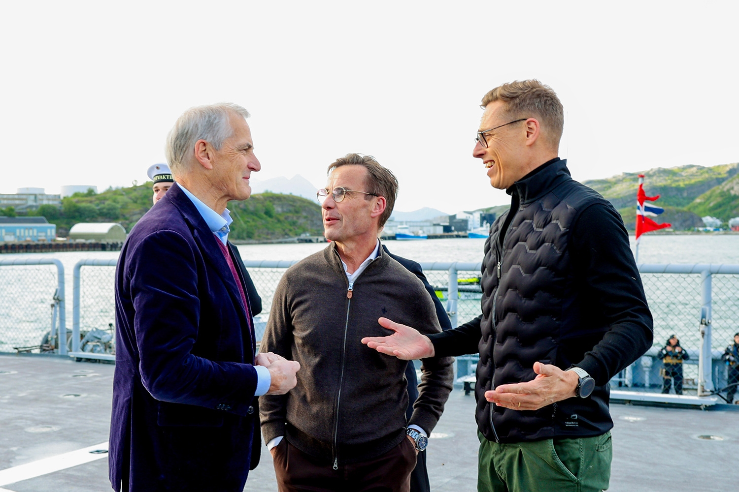 Statsminister Jonas Gahr Støre (Ap) tar imot Sveriges statsminister Ulf Kristersson og Finlands president Alexander Stubb på kystvaktfartøyet KV Svalbard i Bodø. 
