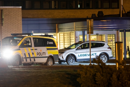 Politiet har pågrepet sju personer etter mistanke om en alvorlig seksualforbrytelse i Hønefoss. De pågrepne ble brakt til legevakt for undersøkelser før de ble fraktet til arresten i Drammen.