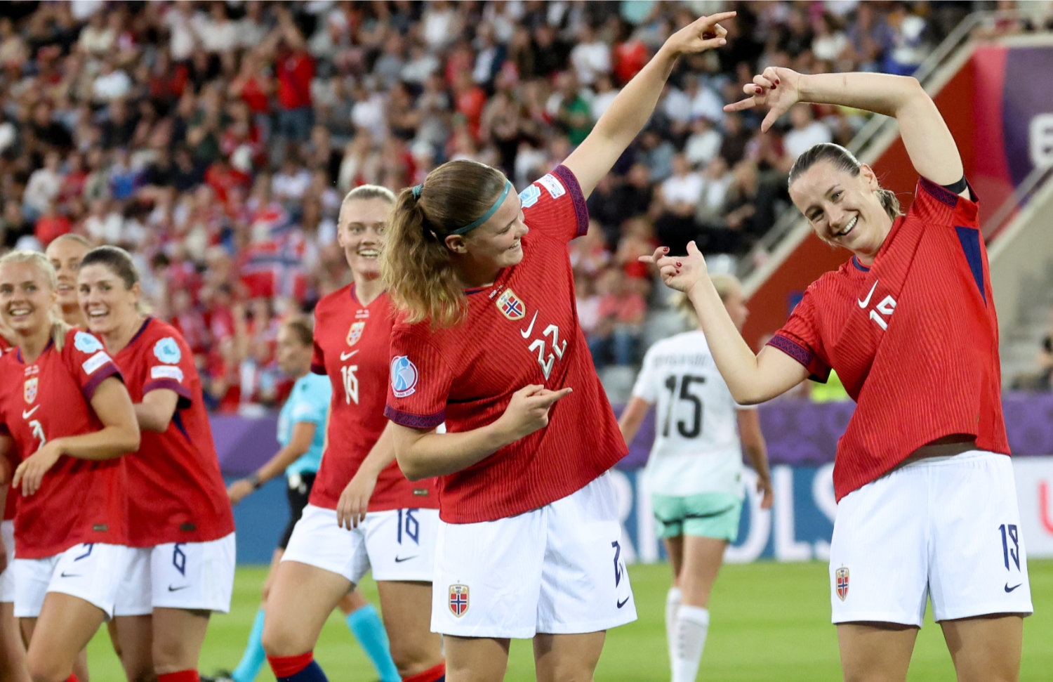Norges tropp koser seg med EM-fotball – imponert av Spania … og Polen