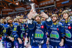 TV 2 har sikret seg rettighetene til norsk ishockey for seks nye år. Her tar Storhamar-spiller Lars Erik Ljøstad Hesbråten en selfie med kongepokalen etter at hedmarkingene ble norgesmester sist sesong. 