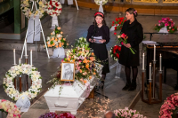 Maud Angelica Behn hylles etter en gripende tale hun holder ved faren Ari Behns båre under bisettelsen i Oslo domkirke i starten av januar.