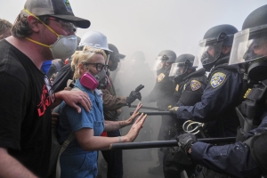 Demonstranter sperrer motorvei og setter fyr på biler i Los Angeles