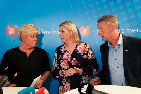 Dersom Frp følger trenden fra tidligere år, kan årets kommunevalg bli katastrofalt for partiet. Her diskuterer partileder Siv Jensen og nestlederne Sylvi Listhaug og Terje Søviknes bompengesaken, som har fått partiet til å rase på meningsmålingene. 