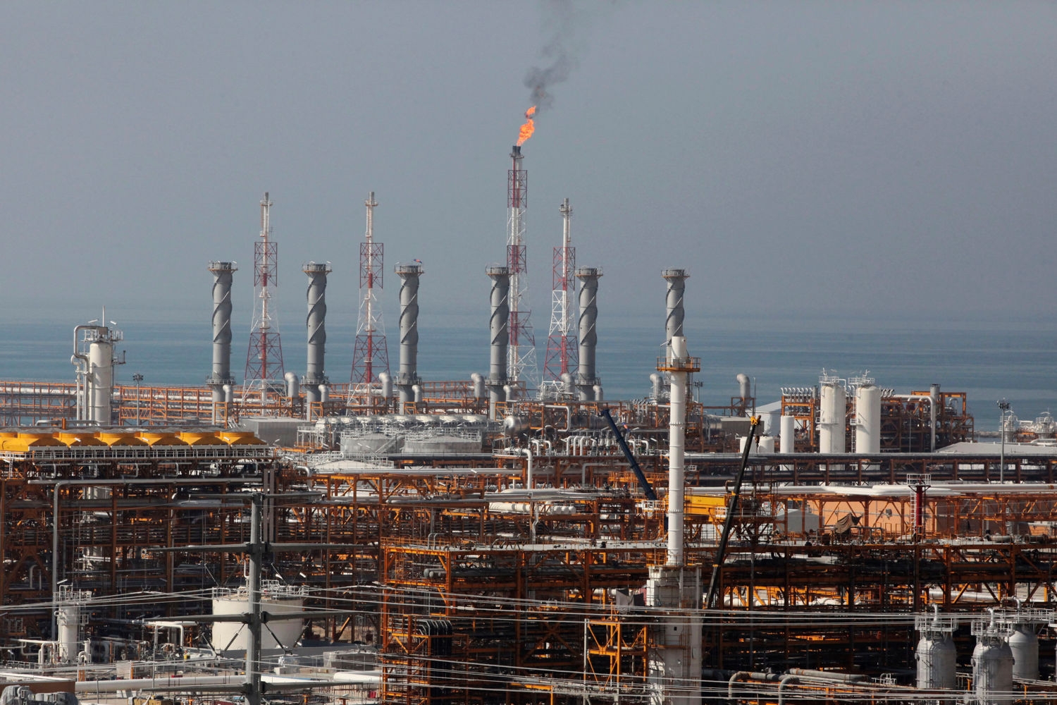 Oljeprisen bikker 110 dollar etter angrep mot gassanlegg i Iran og Qatar