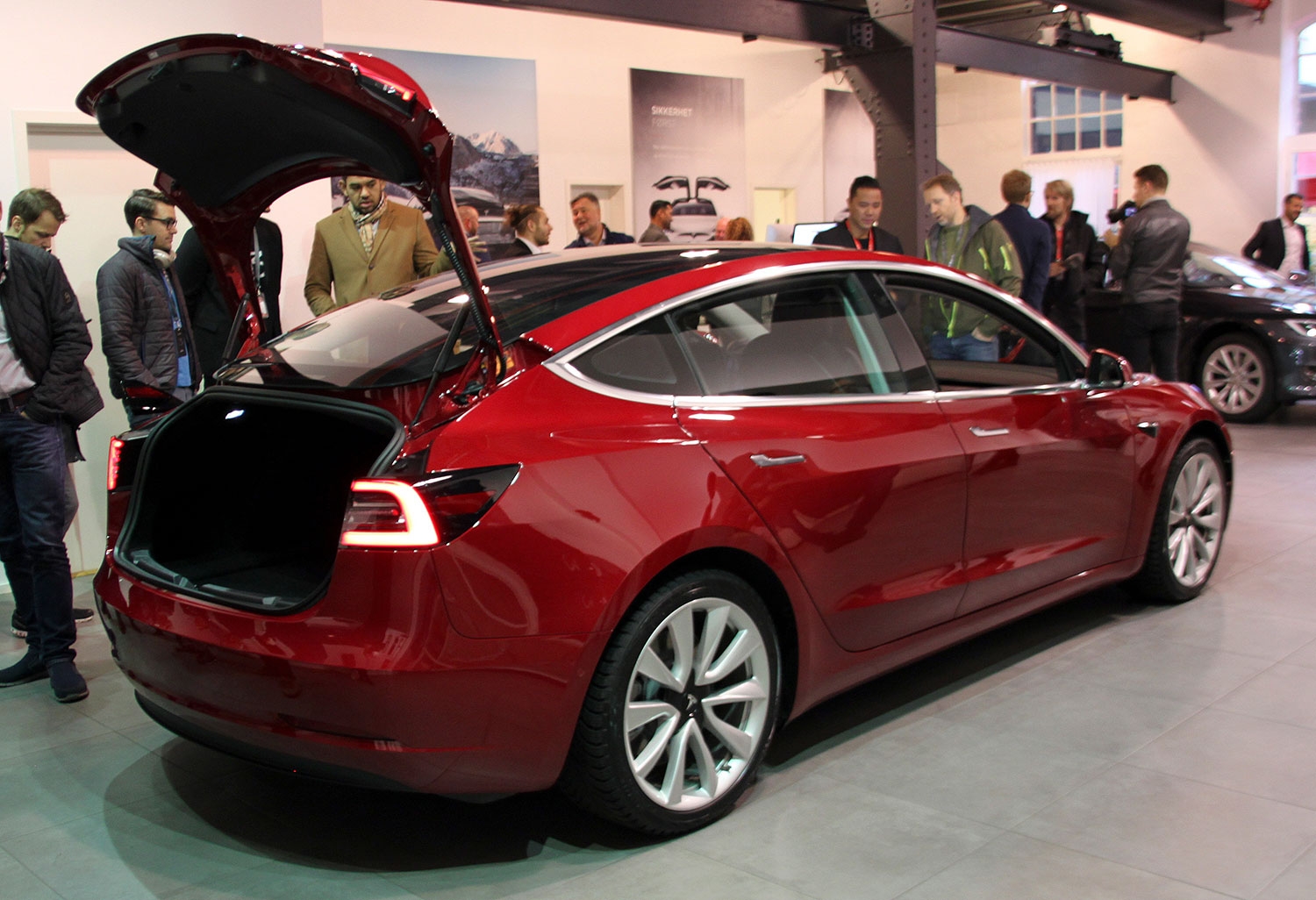 Tesla Model 3 ble den mest solgte bilen i Norge i 2019.