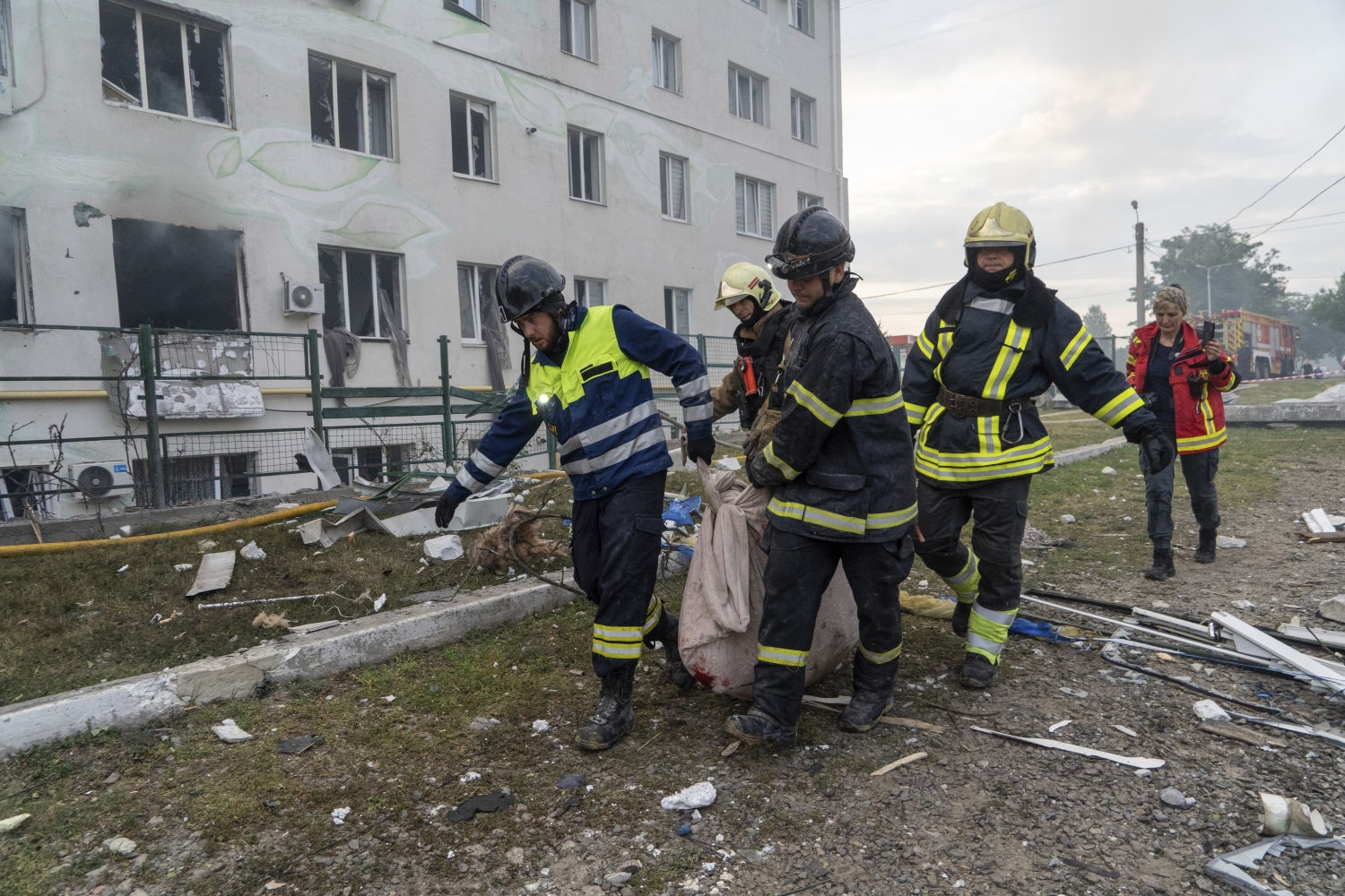 Redningsmannskaper bærer en av dem som ble drept i de russiske angrepene på Kharkiv i natt.