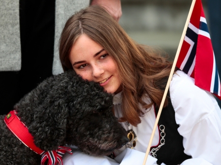 Prinsesse Ingrid Alexandra tar imot barnetoget i Asker 17. mai på Skaugum. Til høsten skal hun fullføre ungdomsskolen på Uranienborg i Oslo.