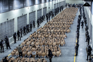 El Salvadors nye gigantfengsel fylles opp med innsatte