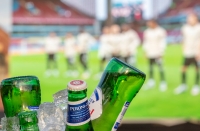 Høyre vil liberalisere alkoholpolitikken i idretten og gjøre det lovlig å ta med seg øl ut på tribunene. 