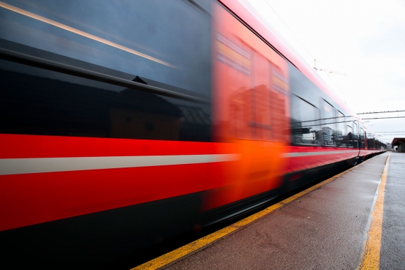 Et tog til Vestfoldbanen på Skøyen stasjon. Flere nye stasjoner i Vestfold og andre byer kan få endrede planer. 