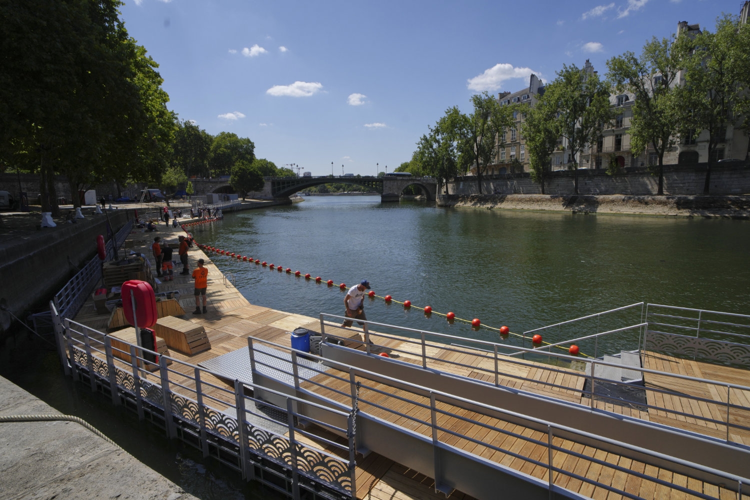 Seinen i Paris åpner for badegjester for første gang på 102 år