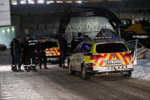 Bevæpnet politi søkte tirsdag kveld etter to maskerte menn som ranet en 16 år gammel gutt med en kniv i Sandvika. 16-åringen ble sparket og havnet i bakken. 