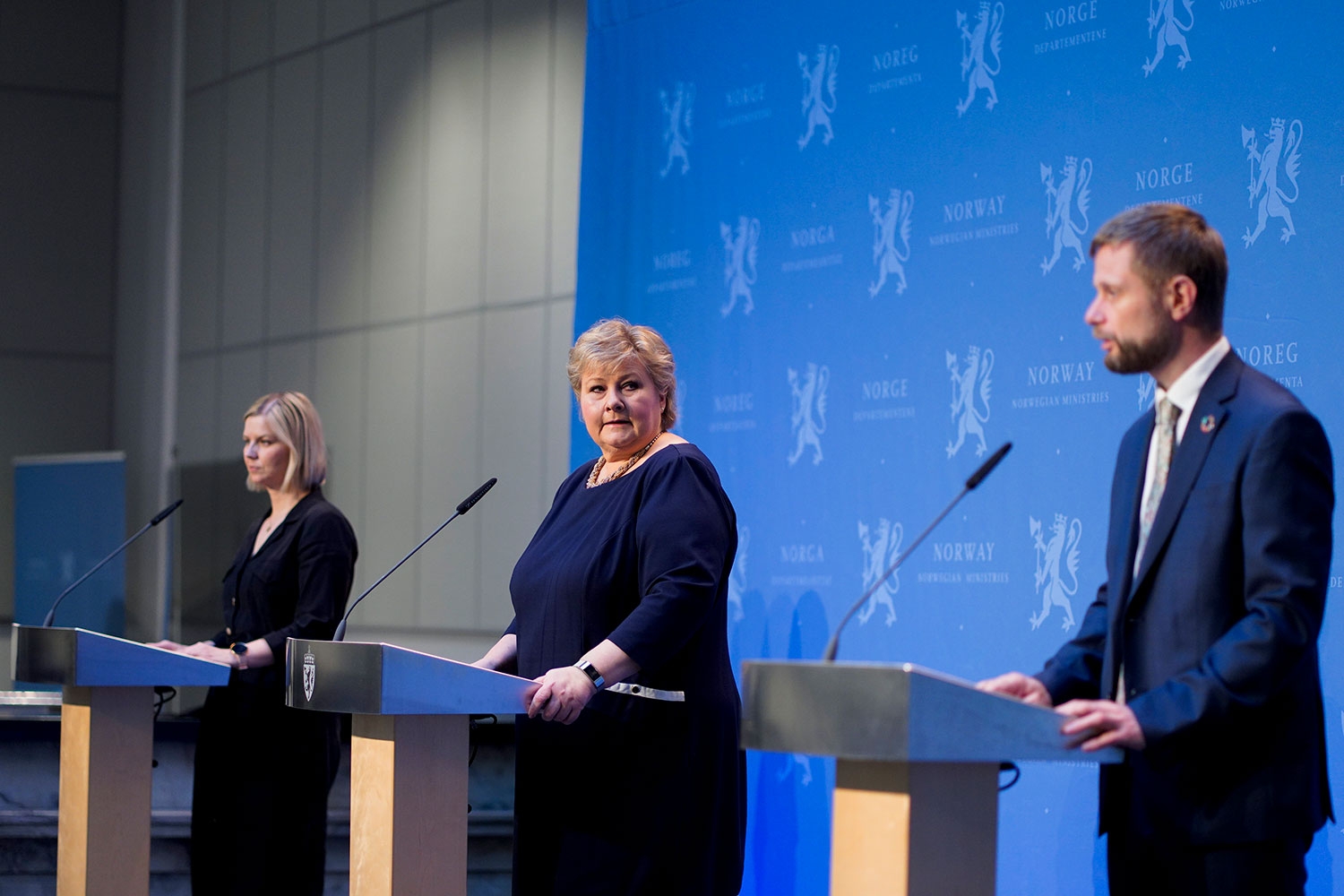 Kunnskapsminister Guri Melby (V), statsminister Erna Solberg (H) og helseminister Bent Høie (H) presenterte tirsdag hvilke koronatiltak regjeringen ønsker å videreføre i dagene og ukene etter påske.