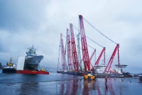 Lekteren Boabarge33 med KNM Helge Ingstad er frigjort fra kranene som holdt skipet. Lekteren fraktet fregatten til Haakonsvern søndag. 