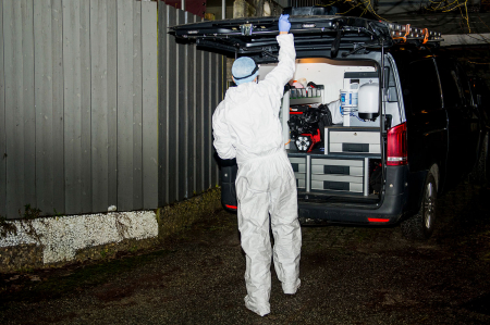 Krimteknikere fra politiet jobber på stedet der en mann i 40-årene ble funnet død 2. juledag.