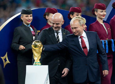 Russlands president Vladimir Putin tar på VM-pokalen etter finalen mellom Frankrike og Kroatia i Moskva i 2018. Her er han sammen med Fifa-president Gianni Infantino.