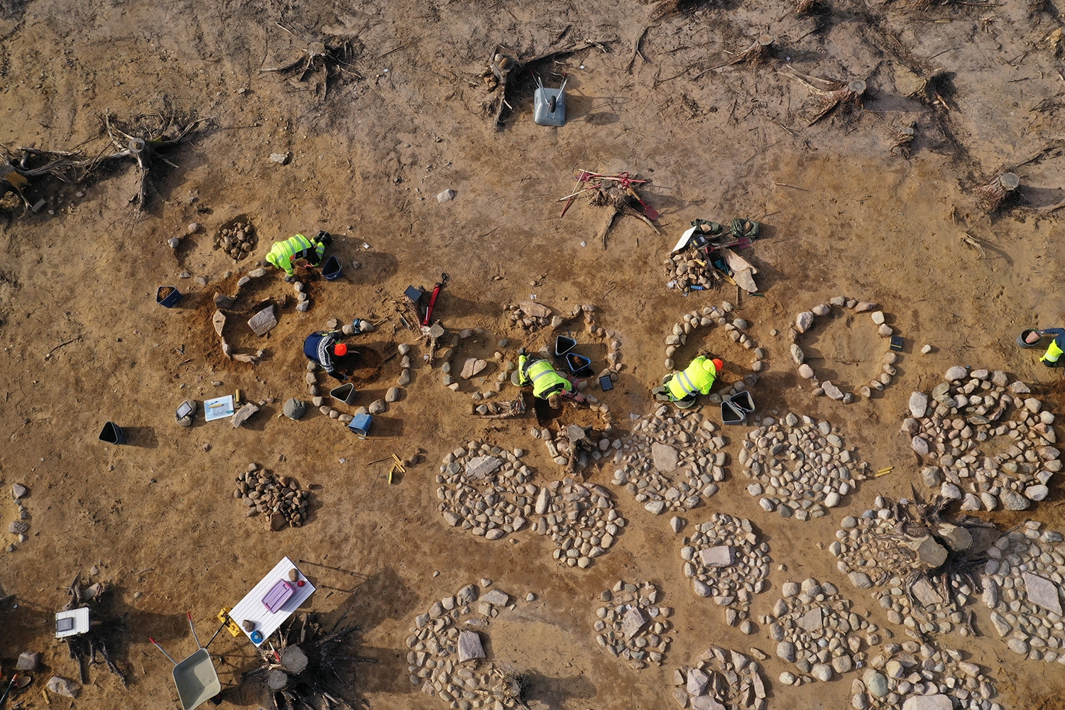 Gravfeltet ble funnet nær Fredrikstad i Østfold, som er rikt på kulturminner. Etter avtorving og opprensing satt arkeologene med over 40 graver, runde eller ovale steinlegginger, mellom en til to meter i diameter.