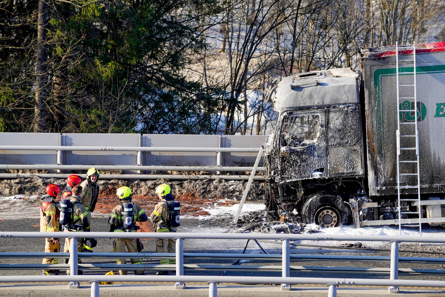 Et vogntog lastet med treflis begynte å brenne like utenfor Skui-tunnelen på E16 i retning Sandvika. 