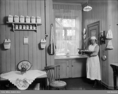 MINST ÉN: Det var i sin tid svært vanlig å ha minst én hushjelp, her fra Johannes Bruns gate 8, på Bolteløkka i Oslo, i 1925.